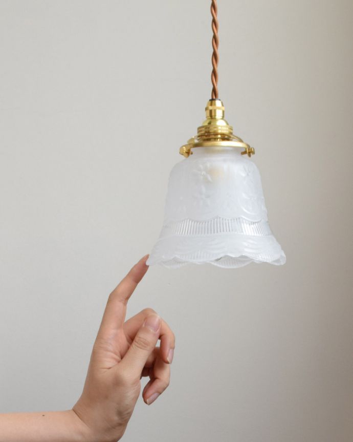 ペンダントライト　照明・ライティング　お花が上品にデザインされたペンダントライト（コード・シャンデリア電球・ギャラリーA付き）。在庫数が足りない場合でも、お時間を頂ければご準備出来ますので、ご希望の方はご注文の際、備考欄にご希望の数を書いてください。(pl-065)