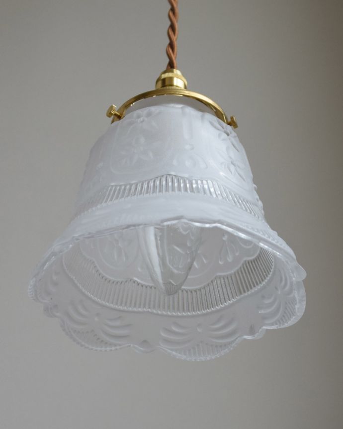 ペンダントライト　照明・ライティング　お花が上品にデザインされたペンダントライト（コード・シャンデリア電球・ギャラリーA付き）。下から見上げるとこんな感じです。(pl-065)