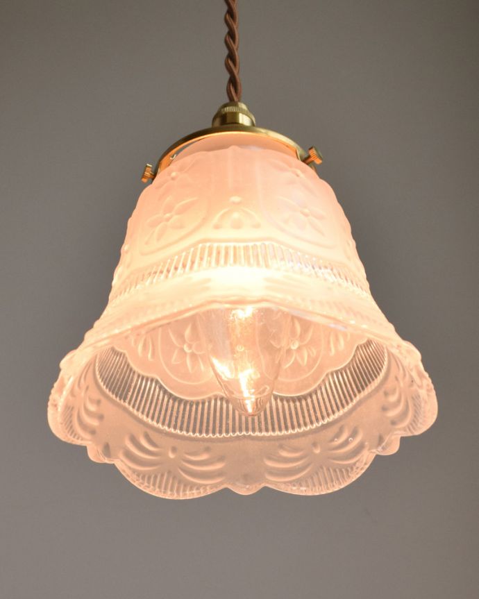 ペンダントライト　照明・ライティング　お花が上品にデザインされたペンダントライト（コード・シャンデリア電球・ギャラリーA付き）。優しく、やわらかい灯りが、雰囲気のいいお部屋にしてくれます。(pl-065)