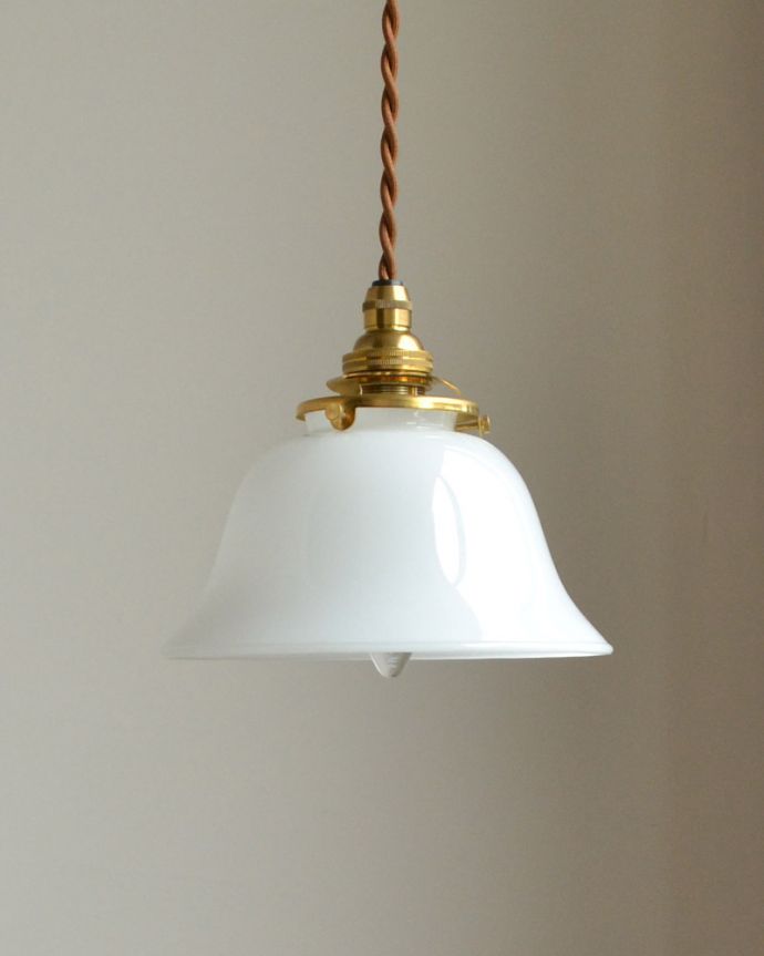 ペンダントライト　照明・ライティング　ミルクガラスのシンプルなペンダントライト（コード・シャンデリア電球・ギャラリーA付き）。シェードは、手作りのため多少、誤差があったり、気泡やキズ、汚れが入っている場合もあります。(pl-066)