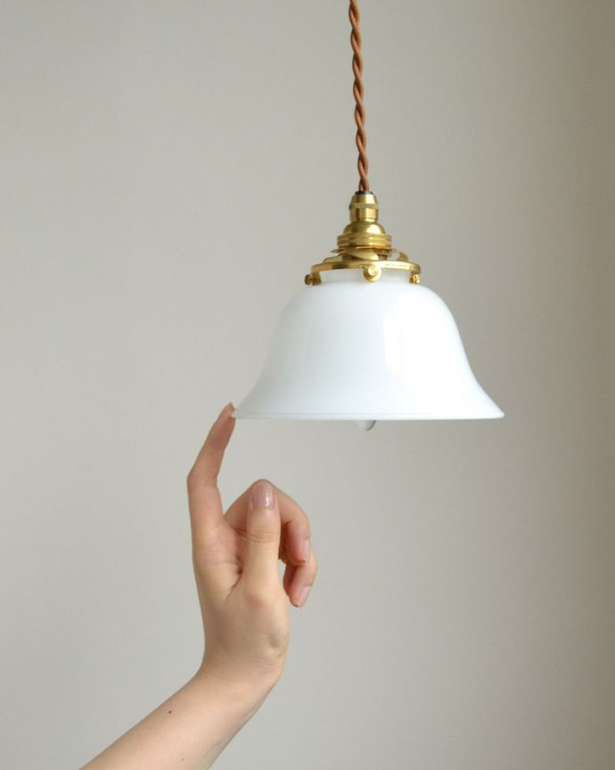 ペンダントライト　照明・ライティング　ミルクガラスのシンプルなペンダントライト（コード・シャンデリア電球・ギャラリーA付き）。在庫数が足りない場合でも、お時間を頂ければご準備出来ますので、ご希望の方はご注文の際、備考欄にご希望の数を書いてください。(pl-066)