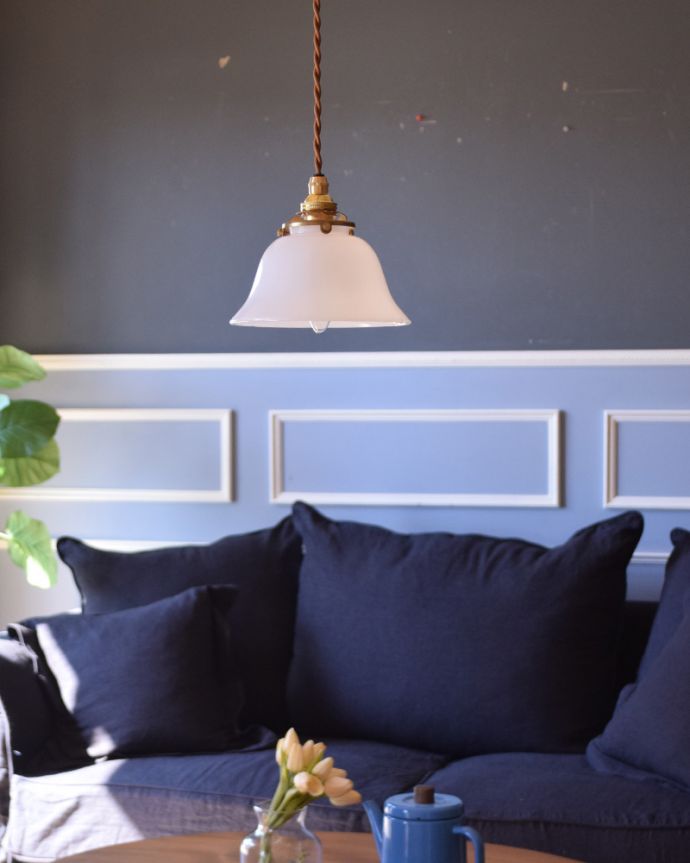 ペンダントライト　照明・ライティング　ミルクガラスのシンプルなペンダントライト（コード・シャンデリア電球・ギャラリーA付き）。あたたかい光がお部屋を包み込みます。(pl-066)