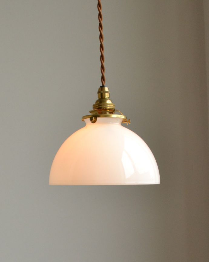 ペンダントライト 照明・ライティング ふんわりやさしいミルクガラスのペンダントライト(コード・シャンデリア電球・ギャラリーA付き)。キッチンのカウンター部分や、リビングに。(pl-067)