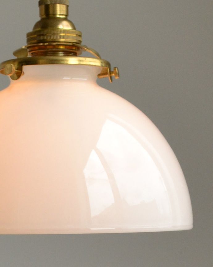 ペンダントライト 照明・ライティング ふんわりやさしいミルクガラスのペンダントライト(コード・シャンデリア電球・ギャラリーA付き)。シェードから漏れる光に癒されます。(pl-067)