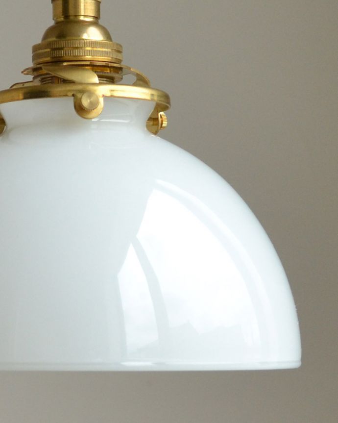 ペンダントライト 照明・ライティング ふんわりやさしいミルクガラスのペンダントライト(コード・シャンデリア電球・ギャラリーA付き)。日中もお部屋の可愛いポイントになります。(pl-067)