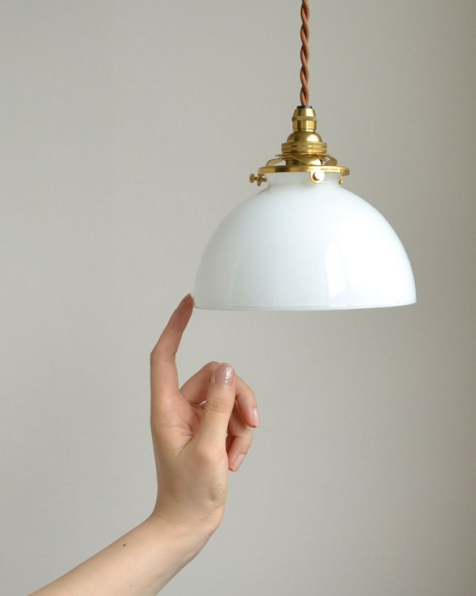 ペンダントライト 照明・ライティング ふんわりやさしいミルクガラスのペンダントライト(コード・シャンデリア電球・ギャラリーA付き)。在庫数が足りない場合でも、お時間を頂ければご準備出来ますので、ご希望の方はご注文の際、備考欄にご希望の数を書いてください。(pl-067)