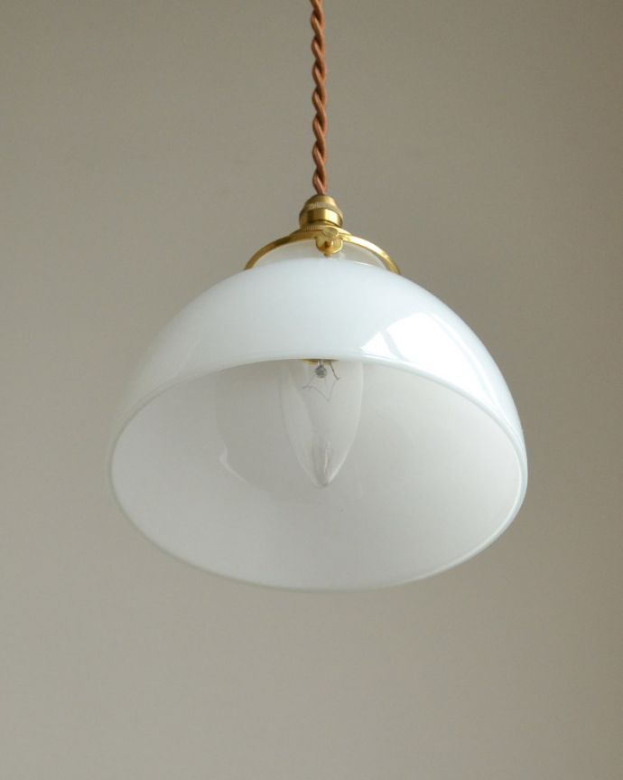 ペンダントライト 照明・ライティング ふんわりやさしいミルクガラスのペンダントライト(コード・シャンデリア電球・ギャラリーA付き)。下から見上げるとこんな感じです。(pl-067)
