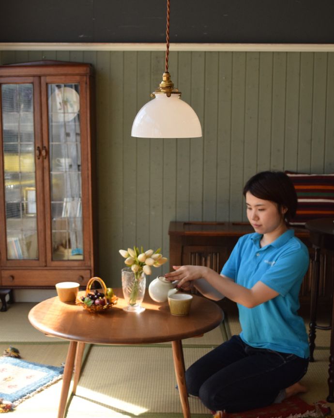 ペンダントライト 照明・ライティング ふんわりやさしいミルクガラスのペンダントライト(コード・シャンデリア電球・ギャラリーA付き)。あたたかい光がお部屋を包み込みます。(pl-067)