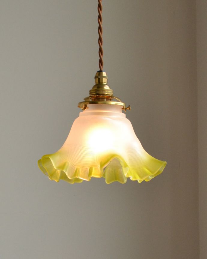 ペンダントライト　照明・ライティング　レモンイエローのペンダントライト （コード・シャンデリア電球・ギャラリーA付き）。キッチンのカウンター部分や、リビングに。(pl-071)