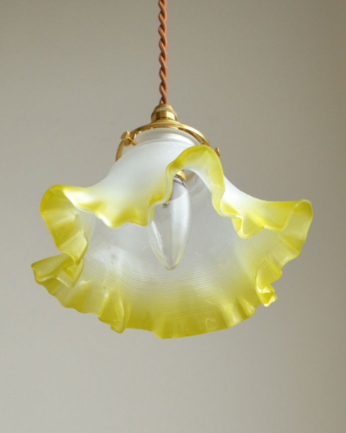 ペンダントライト　照明・ライティング　レモンイエローのペンダントライト （コード・シャンデリア電球・ギャラリーA付き）。下から見上げるとこんな感じです。(pl-071)