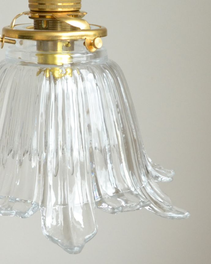 ペンダントライト　照明・ライティング　お花が咲く、可愛いペンダントライト （コード・シャンデリア電球・ギャラリーA付き）。シェードは、手作りのため多少、誤差があったり、気泡やキズ、汚れが入っている場合もあります。(pl-073)