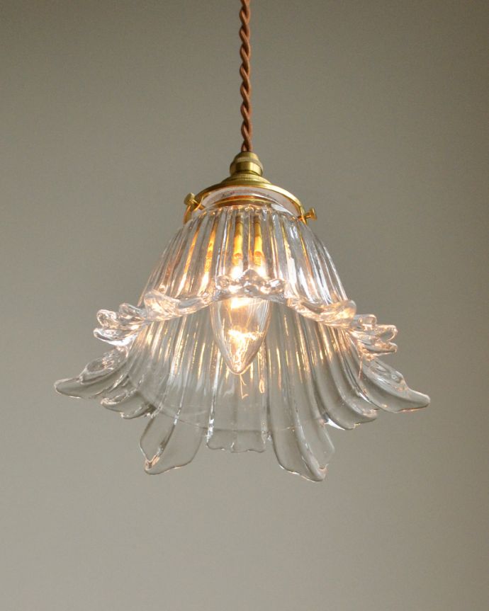 ペンダントライト　照明・ライティング　お花が咲く、可愛いペンダントライト （コード・シャンデリア電球・ギャラリーA付き）。下から見上げるとこんな感じです。(pl-073)