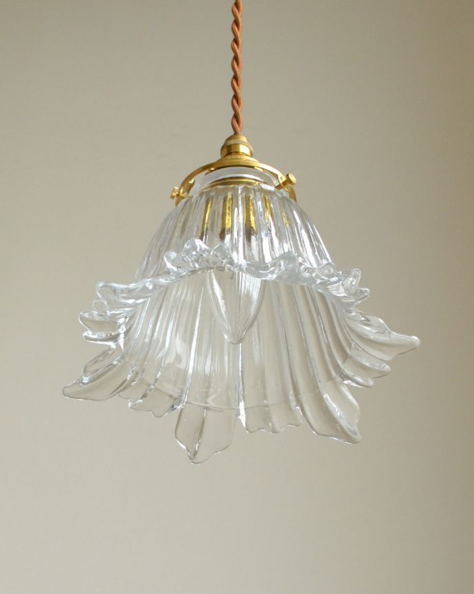 ペンダントライト　照明・ライティング　お花が咲く、可愛いペンダントライト （コード・シャンデリア電球・ギャラリーA付き）。クリアガラスの透明感がとても上品で素敵です。(pl-073)