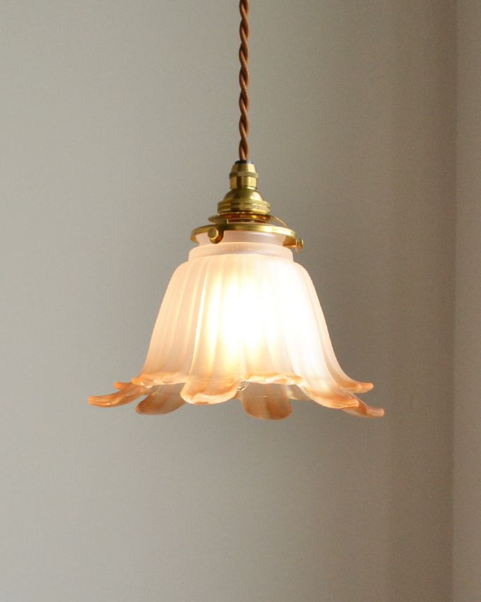 ペンダントライト　照明・ライティング　花びらが風になびく、オレンジ色のペンダントライト （コード・シャンデリア電球・ギャラリーA付き）。あたたかい光がお部屋を包み込みます。(pl-074)