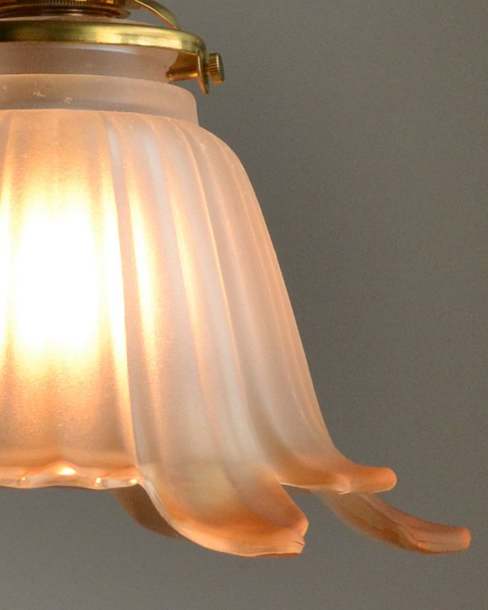 ペンダントライト　照明・ライティング　花びらが風になびく、オレンジ色のペンダントライト （コード・シャンデリア電球・ギャラリーA付き）。シェードから漏れる光に癒されます。(pl-074)