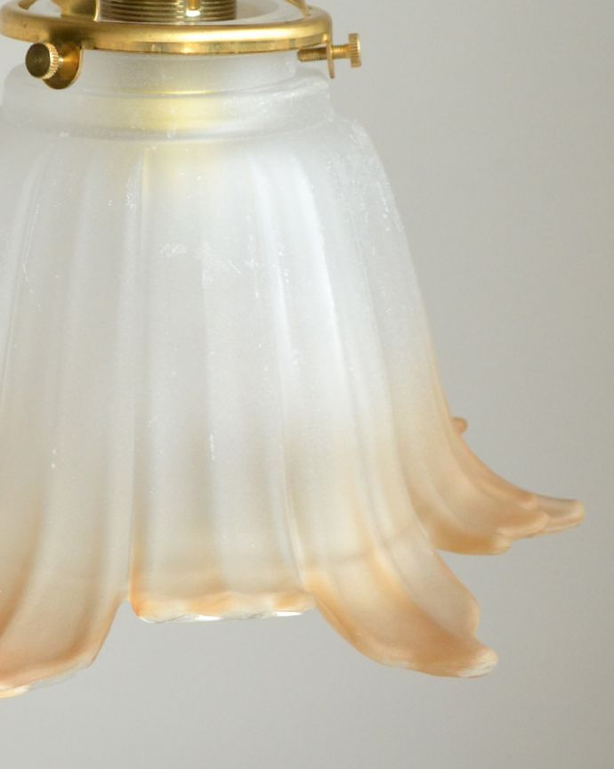 ペンダントライト　照明・ライティング　花びらが風になびく、オレンジ色のペンダントライト （コード・シャンデリア電球・ギャラリーA付き）。シェードは、手作りのため多少、誤差があったり、気泡やキズ、汚れが入っている場合もあります。(pl-074)