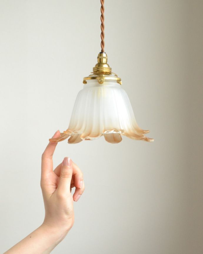 ペンダントライト　照明・ライティング　花びらが風になびく、オレンジ色のペンダントライト （コード・シャンデリア電球・ギャラリーA付き）。花びらのような美しいデザインです。(pl-074)