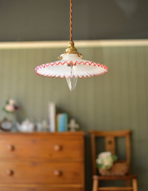 ペンダントライト 照明・ライティング 赤いラインが可愛いフレンチフリルシェード、ペンダントライト(コード・シャンデリア電球・ギャラリーA付き)。ミルクガラスに赤いラインがとってもキュートです。(pl-077)