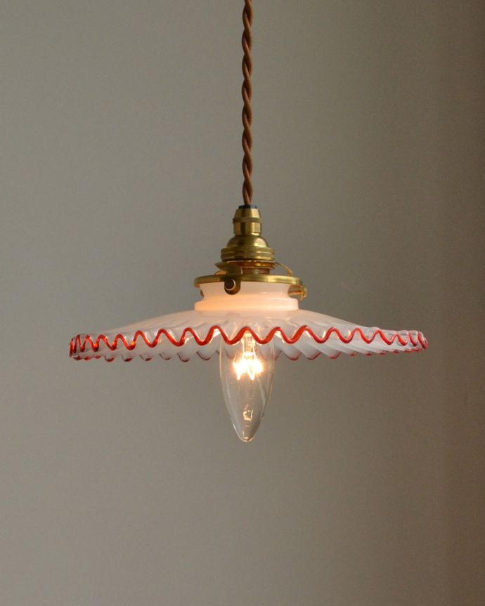 ペンダントライト 照明・ライティング 赤いラインが可愛いフレンチフリルシェード、ペンダントライト(コード・シャンデリア電球・ギャラリーA付き)。キッチンのカウンター部分や、リビングに。(pl-077)