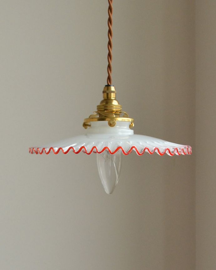 ペンダントライト 照明・ライティング 赤いラインが可愛いフレンチフリルシェード、ペンダントライト(コード・シャンデリア電球・ギャラリーA付き)。シェードは、手作りのため多少、誤差があったり、気泡やキズ、汚れが入っている場合もあります。(pl-077)