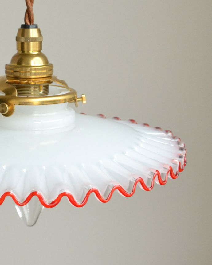 ペンダントライト 照明・ライティング 赤いラインが可愛いフレンチフリルシェード、ペンダントライト(コード・シャンデリア電球・ギャラリーA付き)。日中もお部屋の可愛いポイントになります。(pl-077)