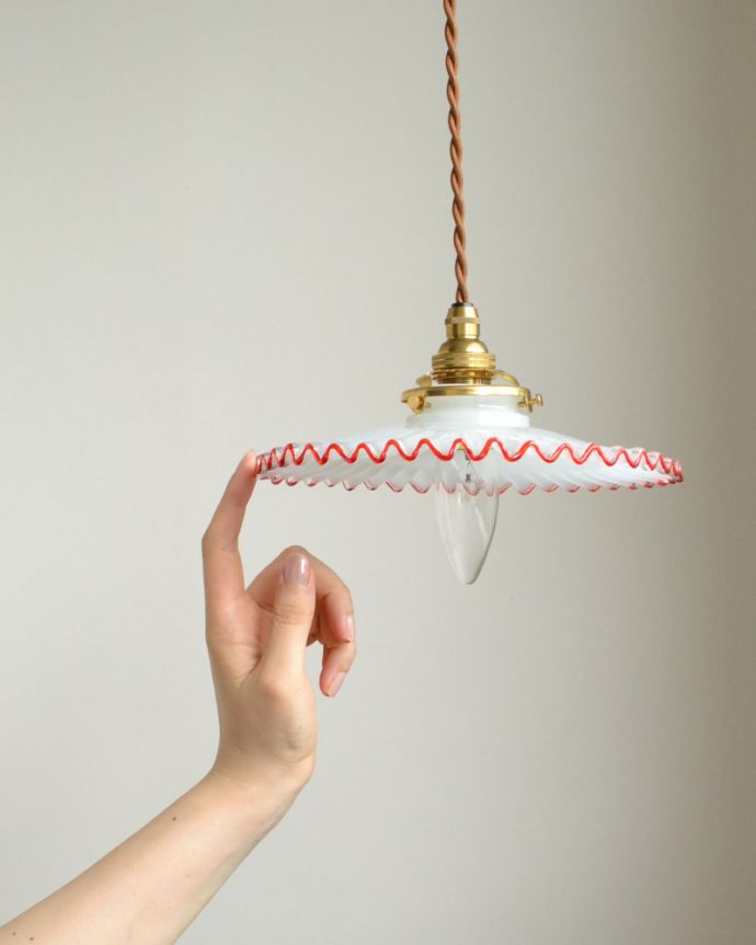 ペンダントライト 照明・ライティング 赤いラインが可愛いフレンチフリルシェード、ペンダントライト(コード・シャンデリア電球・ギャラリーA付き)。在庫数が足りない場合でも、お時間を頂ければご準備出来ますので、ご希望の方はご注文の際、備考欄にご希望の数を書いてください。(pl-077)