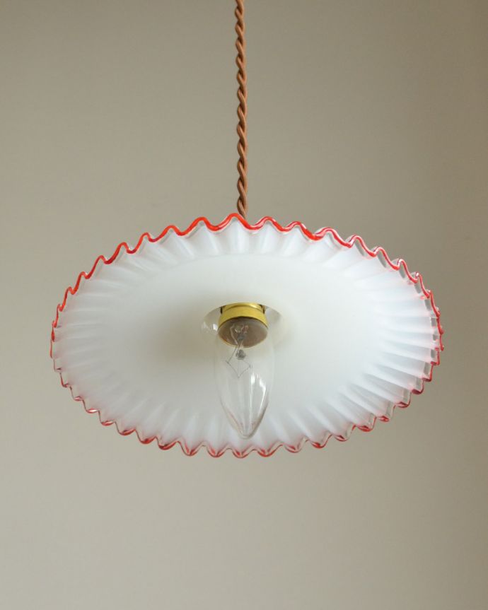 ペンダントライト 照明・ライティング 赤いラインが可愛いフレンチフリルシェード、ペンダントライト(コード・シャンデリア電球・ギャラリーA付き)。下から見上げるとこんな感じです。(pl-077)