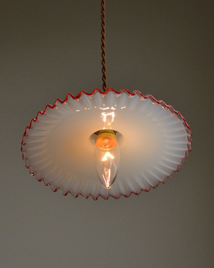 ペンダントライト 照明・ライティング 赤いラインが可愛いフレンチフリルシェード、ペンダントライト(コード・シャンデリア電球・ギャラリーA付き)。ポッと優しい光が灯ります。(pl-077)