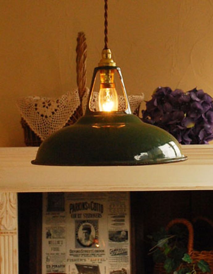 照明・ライティング　ビンテージのホウロウペンダント（コード・シャンデリア電球付き）。ホーローの優しい雰囲気に癒されるので、毎日、夜がくるのが楽しくなります。(pl-079)