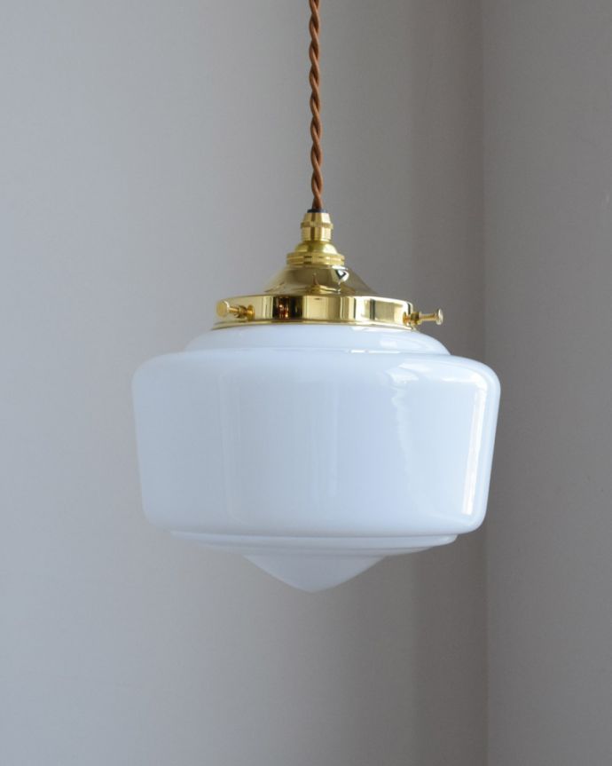 ペンダントライト　照明・ライティング　ミルクガラスボール×真鍮　ペンダントライト（コード・シャンデリア電球・ギャラリーE付き）。シェードは、手作りのため多少、誤差があったり、気泡やキズ、汚れが入っている場合もあります。(pl-087)