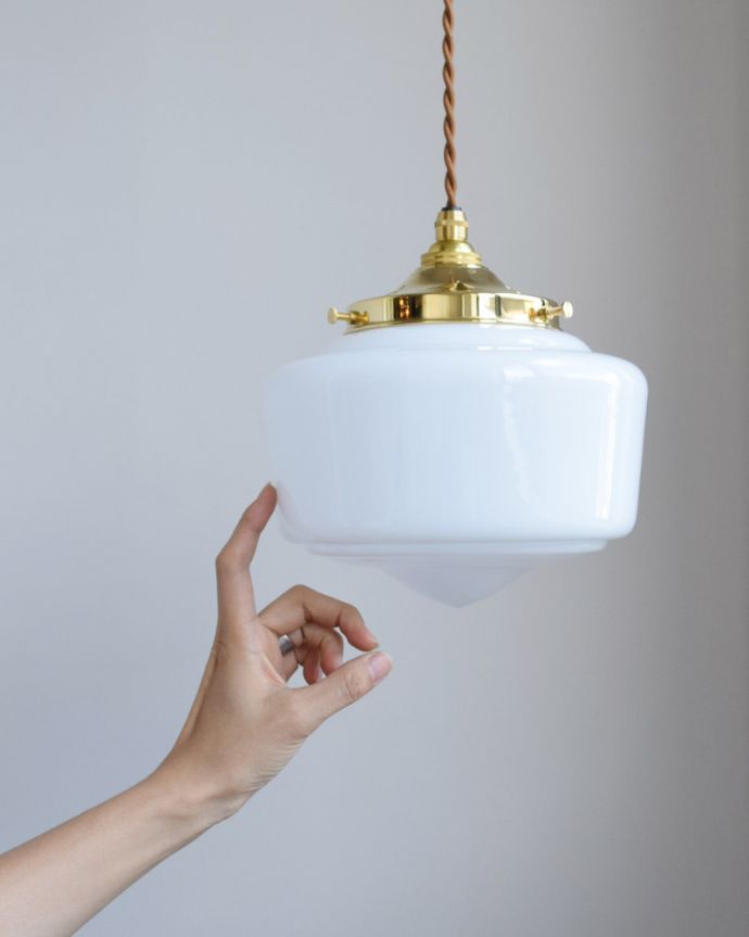 ペンダントライト　照明・ライティング　ミルクガラスボール×真鍮　ペンダントライト（コード・シャンデリア電球・ギャラリーE付き）。在庫数が足りない場合でも、お時間を頂ければご準備出来ますので、ご希望の方はご注文の際、備考欄にご希望の数を書いてください。(pl-087)