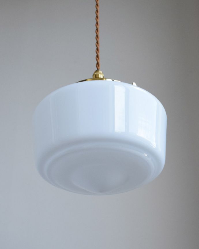 ペンダントライト　照明・ライティング　ミルクガラスボール×真鍮　ペンダントライト（コード・シャンデリア電球・ギャラリーE付き）。下から見上げるとこんな感じです。(pl-087)