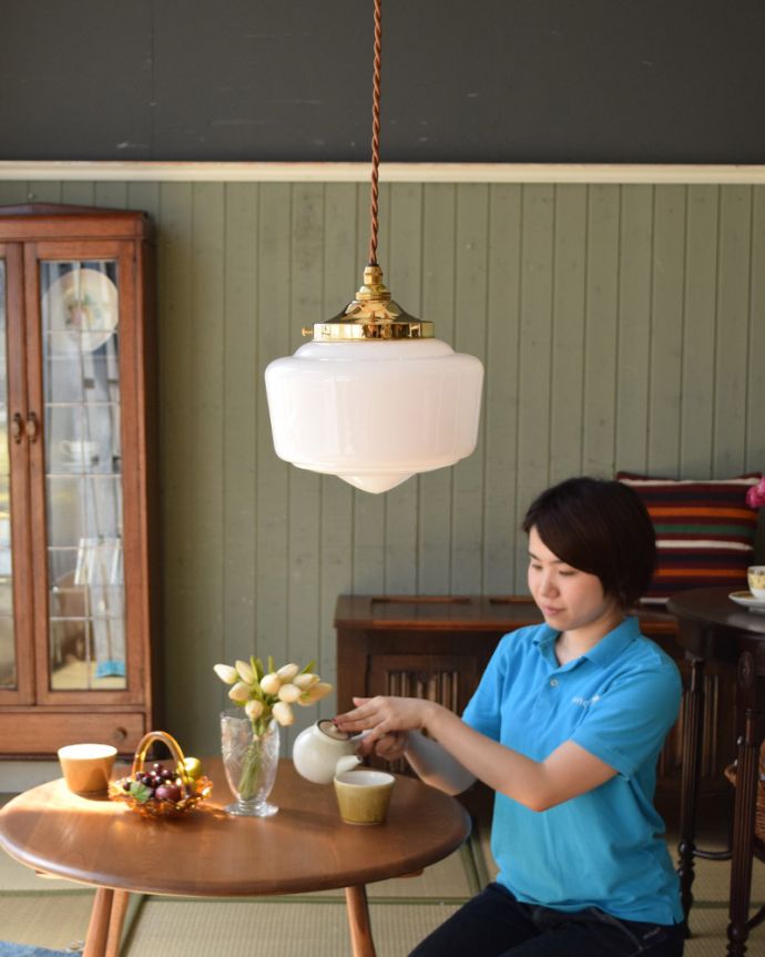 ペンダントライト　照明・ライティング　ミルクガラスボール×真鍮　ペンダントライト（コード・シャンデリア電球・ギャラリーE付き）。ふわんと膨らんだ優しいシルエットのランプは、１つでも存在感たっぷりです。(pl-087)