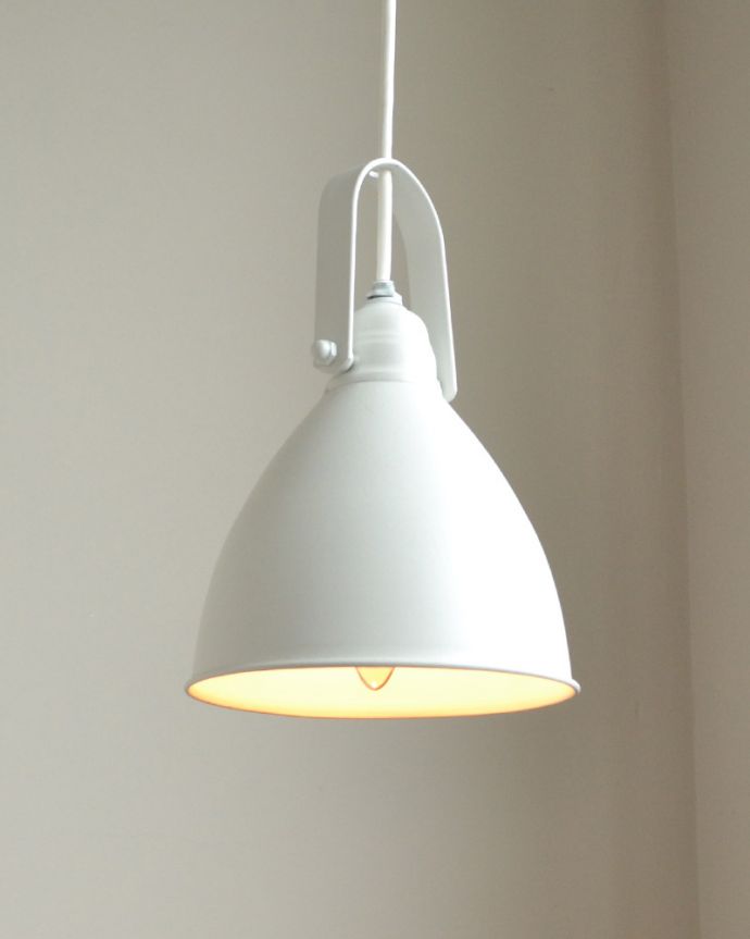 ペンダントライト 照明・ライティング マットなホワイトカラーのペンダントライト (電球なし)。ホワイトのシェードがお部屋のアクセントになります。(pl-101)