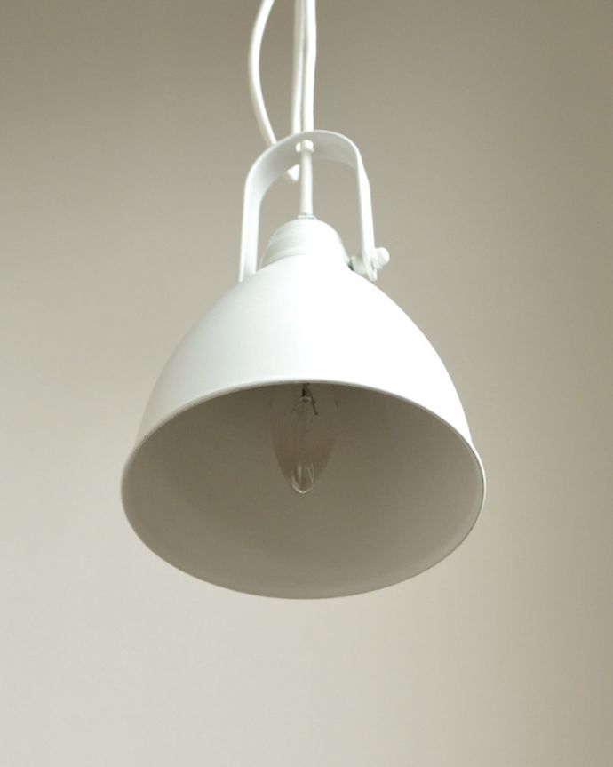 ペンダントライト 照明・ライティング マットなホワイトカラーのペンダントライト (電球なし)。下から見上げるとこんな感じです。(pl-101)