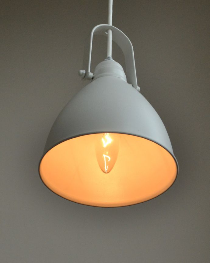 ペンダントライト 照明・ライティング マットなホワイトカラーのペンダントライト (電球なし)。ポッと優しい光が灯ります。(pl-101)