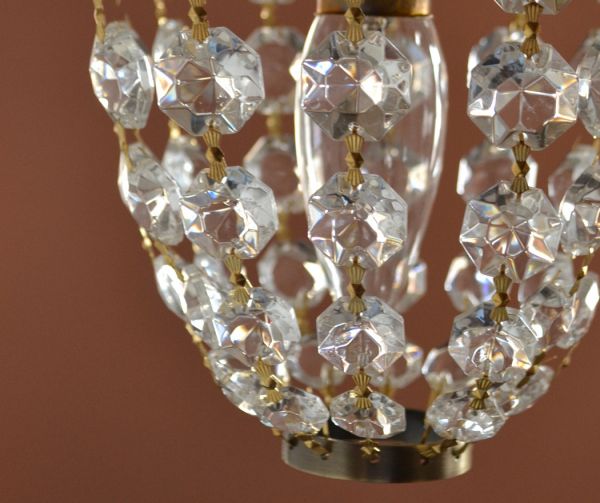 ペンダントライト　照明・ライティング　ガラスアクセサリーがキラキラ輝くペンダントライト（コード・シャンデリア電球・ギャラリーなし）。シェードは、手作りのため多少、誤差があったり、気泡やキズ、汚れが入っている場合もあります。(pl-106)