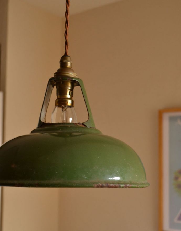 照明・ライティング　オリーブグリーンのアンティークホーローペンダントライト（コード・シャンデリア電球付き）。【 シェードのサイズ 】直径23.5×高さ14.5cmコードは50、80cm以外にも、ご希望の長さで加工してお届けします。(pl-110)