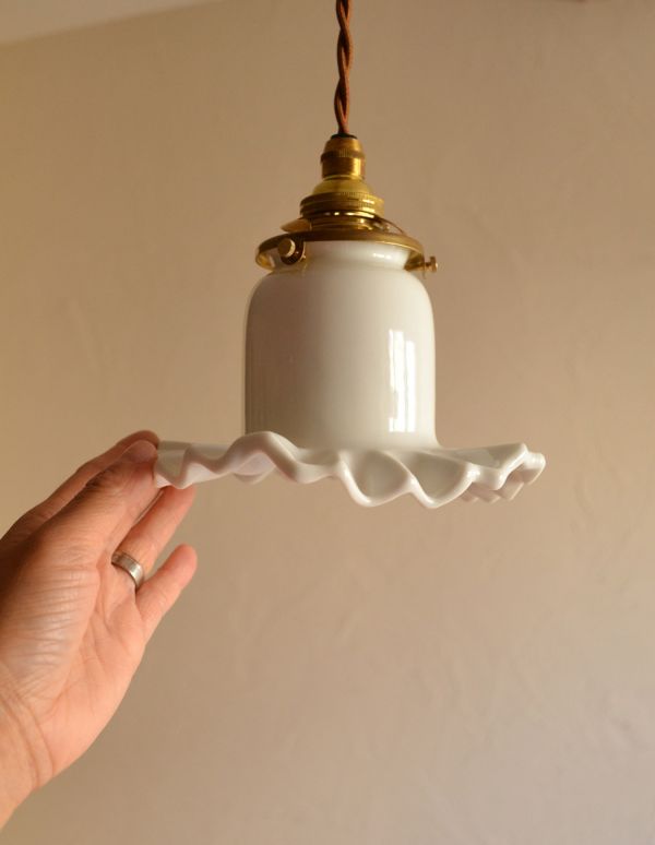 照明・ライティング　陶器のフリルシェード　ミルクホワイトのペンダントライト（コード・シャンデリア電球・ギャラリーA付き）。ミルク色のフリルのデザインがとても可愛いですね。(pl-112)