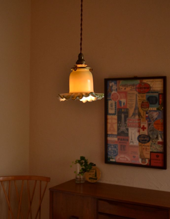 照明・ライティング　陶器のフリルシェード　ミルクグリーンのペンダントライト（コード・シャンデリア電球・ギャラリーA付き）。あたたかい光がお部屋を包み込みます。(pl-113)