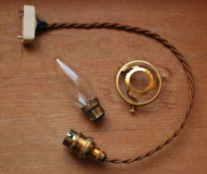 照明・ライティング　陶器のフリルシェード　ミルクグリーンのペンダントライト（コード・シャンデリア電球・ギャラリーA付き）。ガラスシェード、コード、電球1個、ギャラリーを全てセットでお届けするので、届いてすぐに取り付けられます。(pl-113)