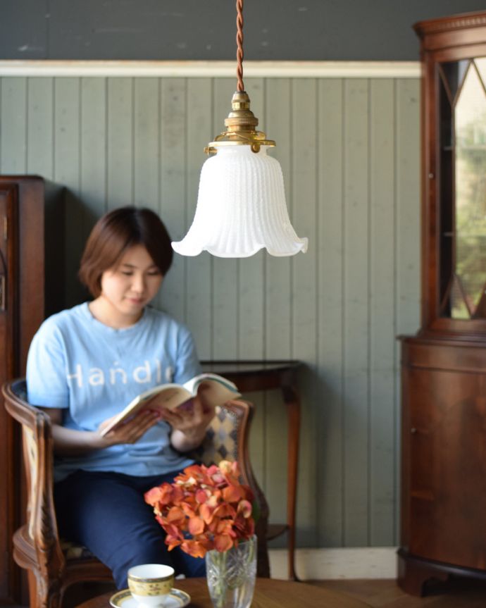 ペンダントライト　照明・ライティング　小さくて可愛いホワイトガラスのペンダントライト（コード・シャンデリア球・ギャラリーA付き）。すりガラスを使っているので、可愛くなりすぎず、大人っぽく使って頂けます。(pl-117)