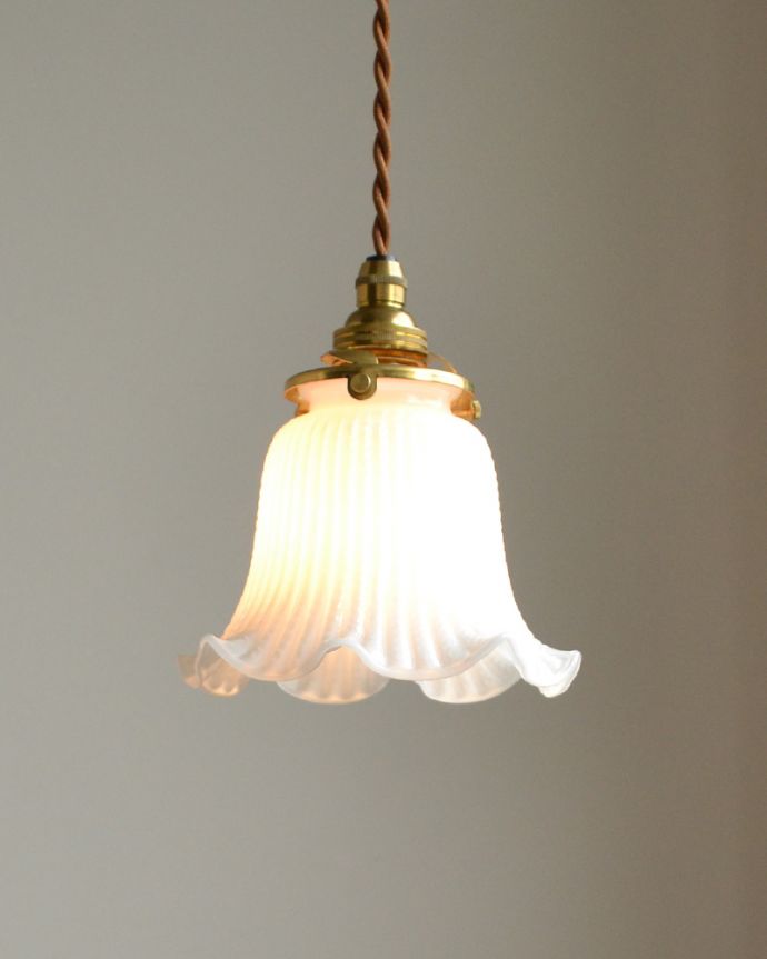 ペンダントライト　照明・ライティング　小さくて可愛いホワイトガラスのペンダントライト（コード・シャンデリア球・ギャラリーA付き）。キッチンのカウンター部分や、リビングに。(pl-117)