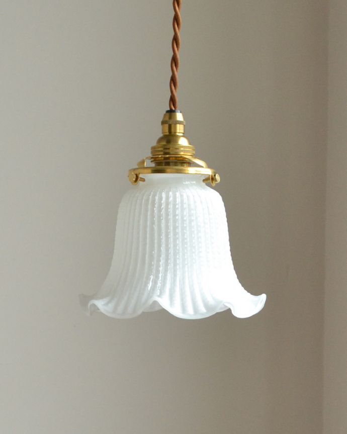 ペンダントライト　照明・ライティング　小さくて可愛いホワイトガラスのペンダントライト（コード・シャンデリア球・ギャラリーA付き）。シェードは、手作りのため多少、誤差があったり、気泡やキズ、汚れが入っている場合もあります。(pl-117)