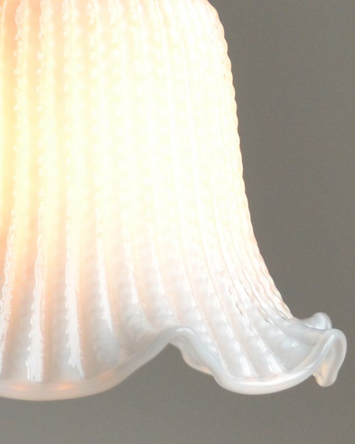 ペンダントライト　照明・ライティング　小さくて可愛いホワイトガラスのペンダントライト（コード・シャンデリア球・ギャラリーA付き）。シェードから漏れる光に癒されます。(pl-117)