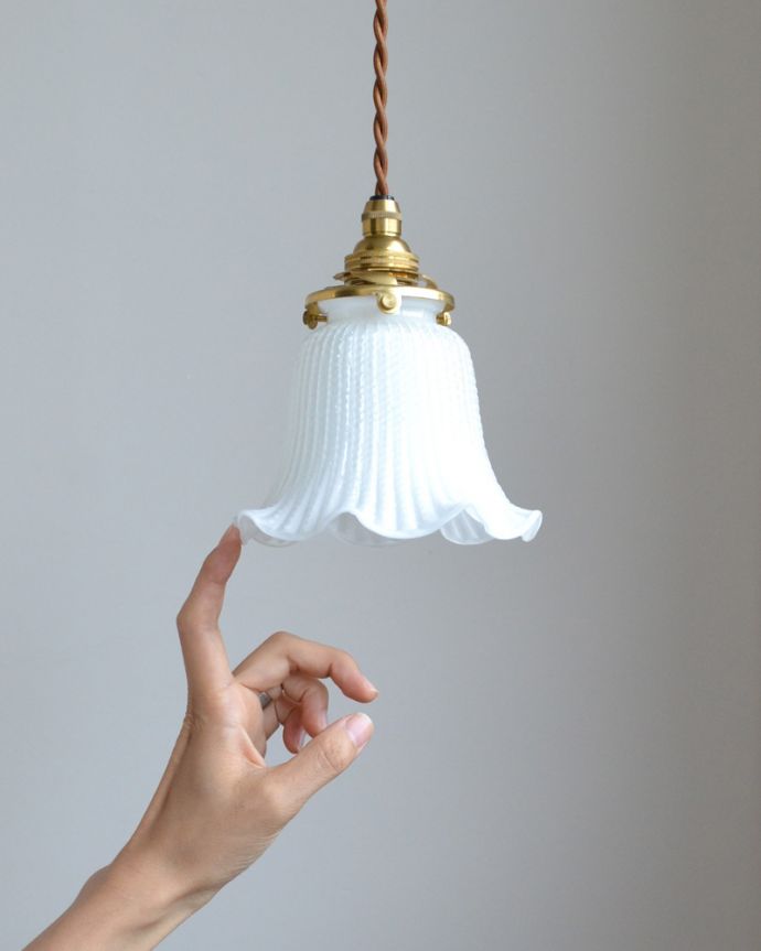 ペンダントライト　照明・ライティング　小さくて可愛いホワイトガラスのペンダントライト（コード・シャンデリア球・ギャラリーA付き）。ストライプカットが明かりを点けるとキラキラきれいです。(pl-117)