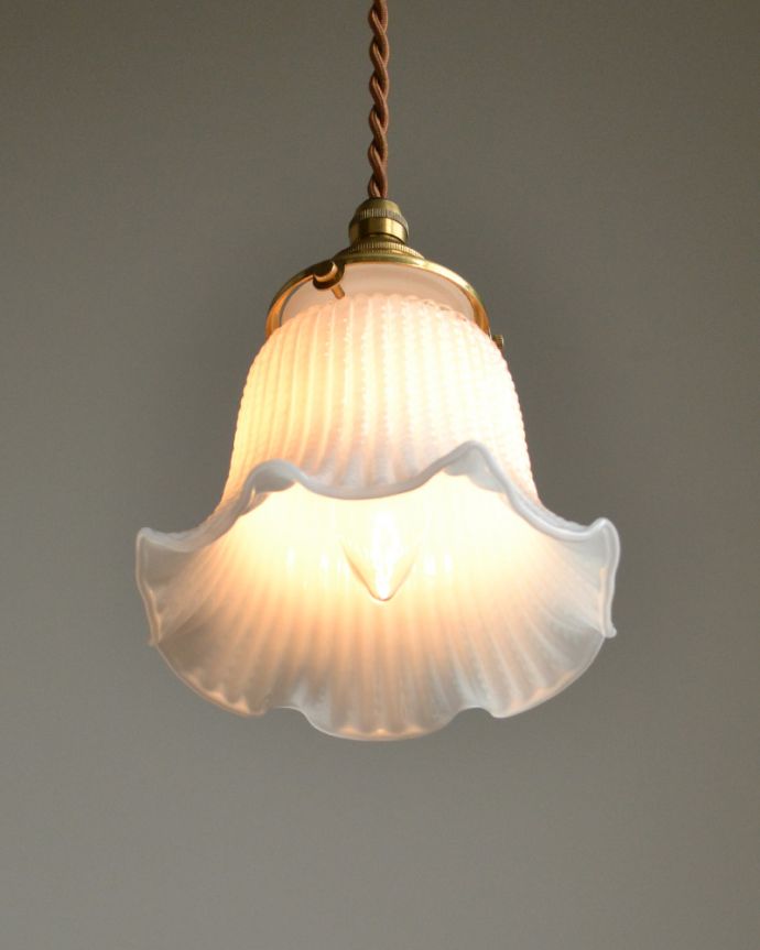 ペンダントライト　照明・ライティング　小さくて可愛いホワイトガラスのペンダントライト（コード・シャンデリア球・ギャラリーA付き）。下から見上げるとこんな感じです。(pl-117)