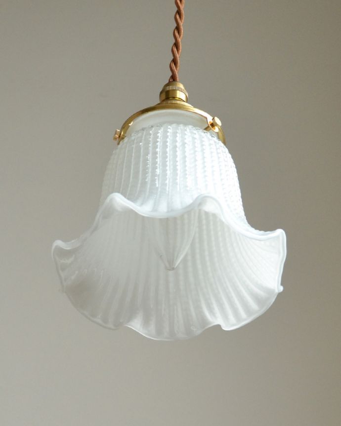ペンダントライト　照明・ライティング　小さくて可愛いホワイトガラスのペンダントライト（コード・シャンデリア球・ギャラリーA付き）。ストライプカットと美しいフリルがあれば、電気が点いていなくても、この存在感です。(pl-117)
