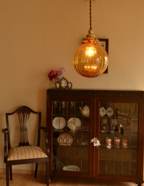 ペンダントライト 照明・ライティング ストライプ入りのガラスボール(アンバー)、ペンダントライト(コード・シャンデリア球・ギャラリーA付き)。明かりを灯すと、キラキラと美しい輝きがお部屋に広がります。(pl-120)