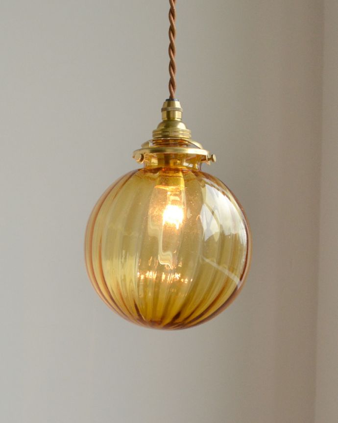 ペンダントライト 照明・ライティング ストライプ入りのガラスボール(アンバー)、ペンダントライト(コード・シャンデリア球・ギャラリーA付き)。キッチンのカウンター部分や、リビングに。(pl-120)